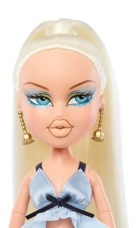 Bratz Fashion Pixiez Cloe denim pants: vibrant bell-bottoms complete a dramatic, playful look.
