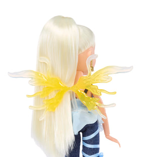 Bratz Fashion Pixiez Cloe icy blue eyeshadow: bold eye detail for standout make-believe looks.