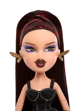 Lina's ombre wings add shimmer to Bratz Pixiez fantasy style