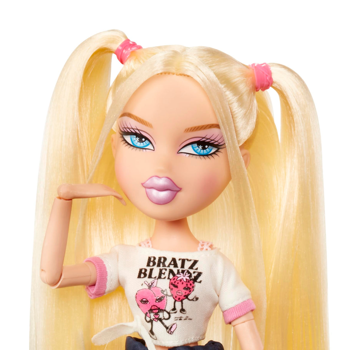 Bratz Stylin' Cloe denim pants with platforms for stylish storytelling.