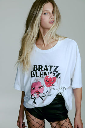 Bratz Stylin' Cloe accessories—purse and glasses for complete outfits.