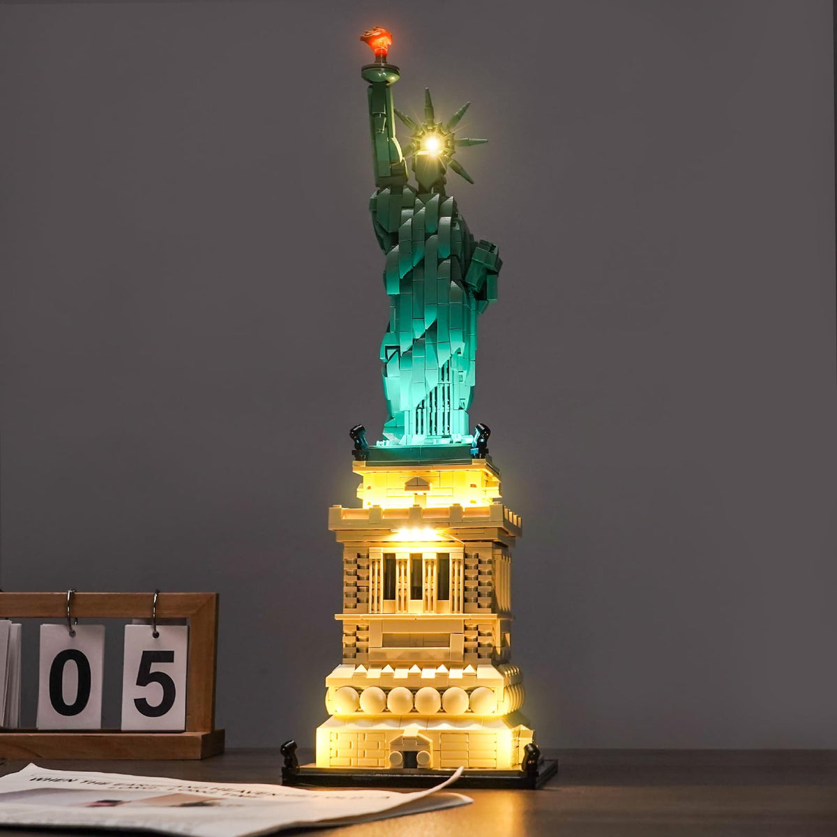 Gift-ready packaging concept for the Brickshining Liberty lighting kit