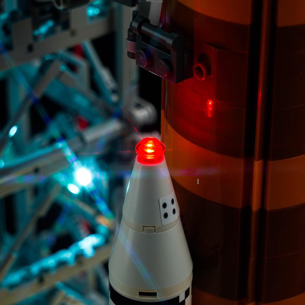 Brickshining NASA 10341 soft glow brightness demonstrates clear, eye-catching effect.