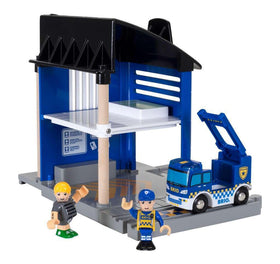 BRIO 33813 two-story design boosts imaginative storytelling and role-play