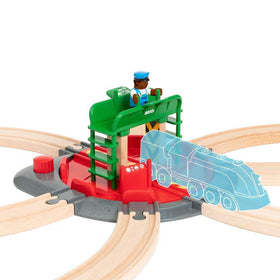 BRIO World spacious turntable accommodates any engine with smooth rotation.