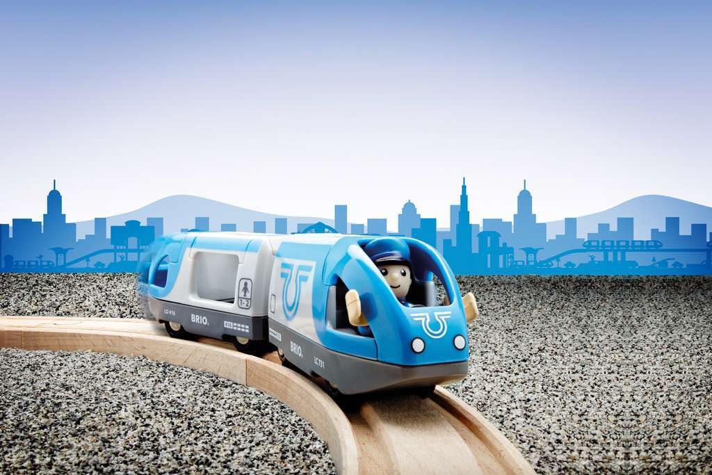 BRIO Travel Battery Train forward/reverse switch for easy navigation