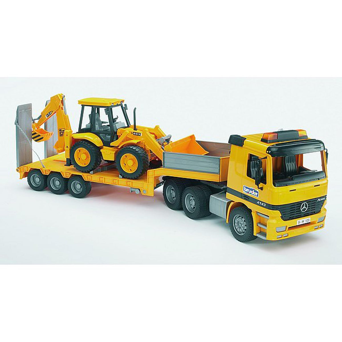 Bruder JCB 4CX Loader Backhoe 1-16 scale for realistic proportions