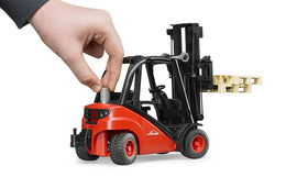 Bruder Linde H30D forklift with tilting mast demonstrates lifting motion for elevated loads.