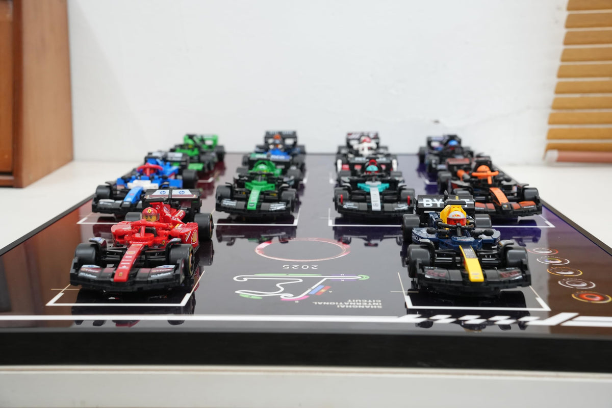 Adaptable, secure Bublacces mount holding Lego models to prevent damage