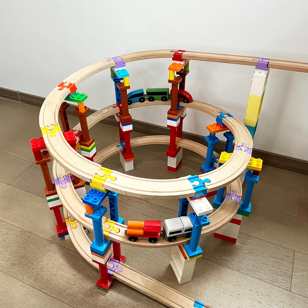 Bunu1492-expandable set enables growing track networks and imaginative play.