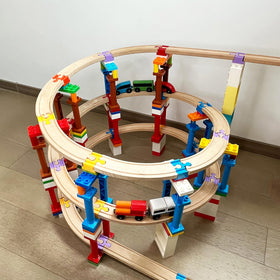 Bunu1492-expandable set enables growing track networks and imaginative play.