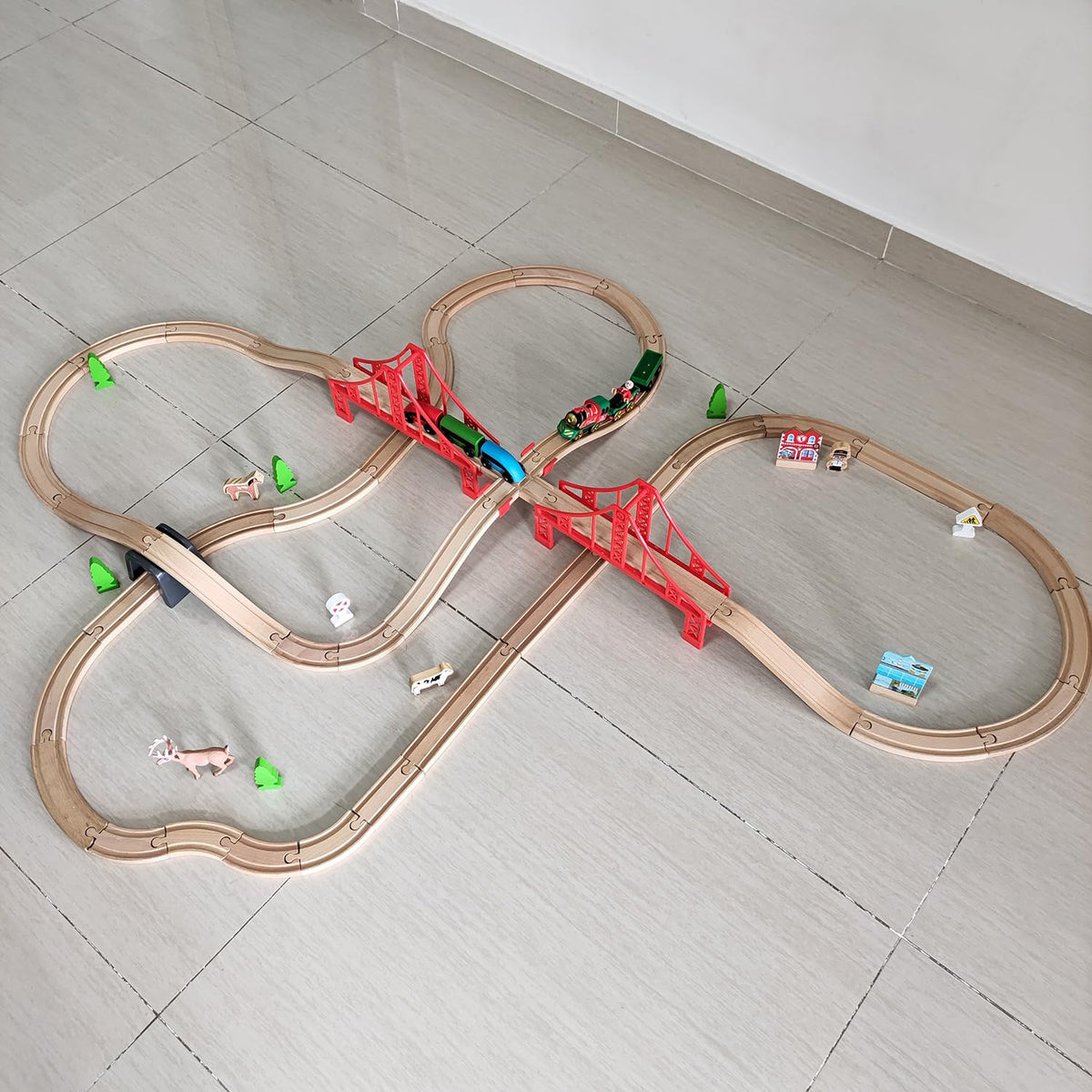 Bunu1492 red connector enables quick, secure track connections.
