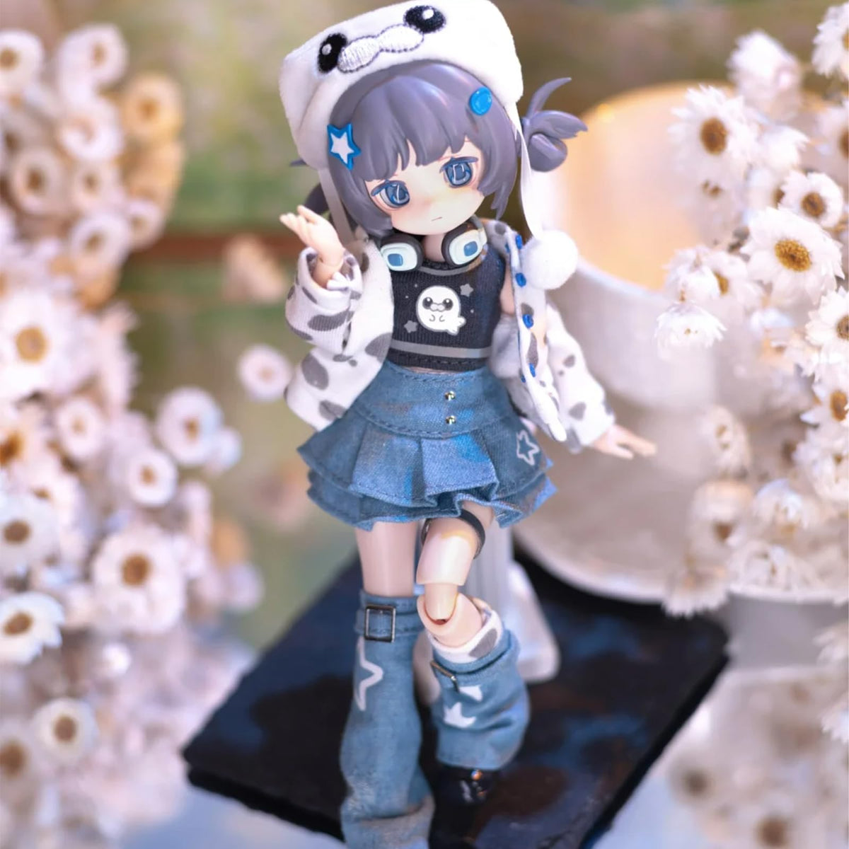 CALEMBO cute pet figure display suits shelf setups and photography backdrops.