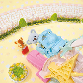 Calico Critters Baby Dream Amusement Park capacity up to 30 babies for group play.