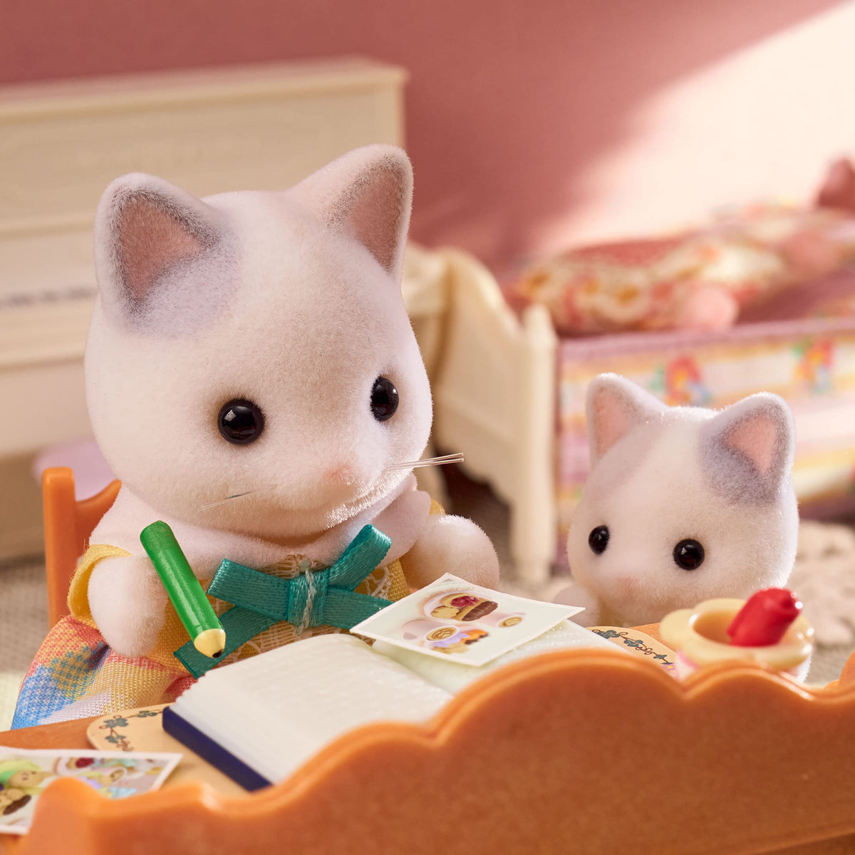 Calico Critters Latte Cat shopping bag as a versatile prop for imaginative scenes.