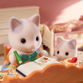 Calico Critters Latte Cat shopping bag as a versatile prop for imaginative scenes.
