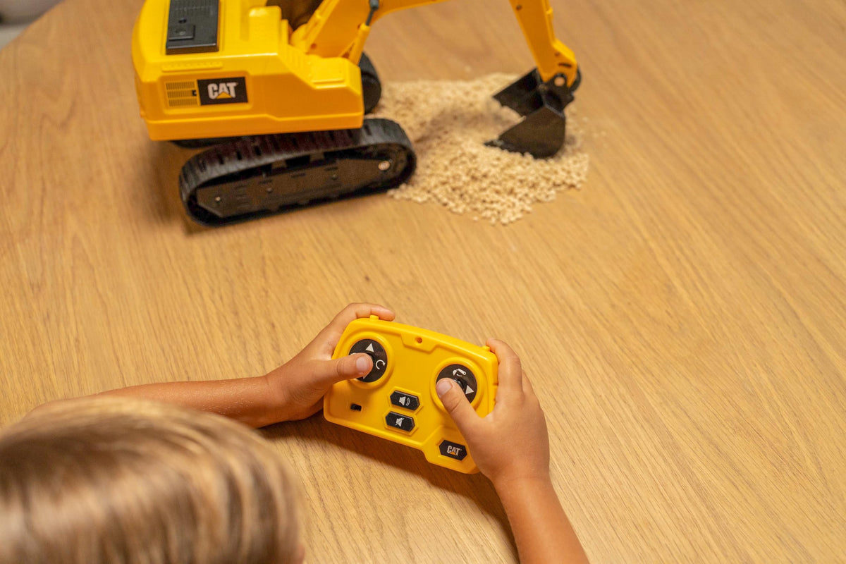CAT Power Excavator Digger RC 2.4 GHz remote for responsive control