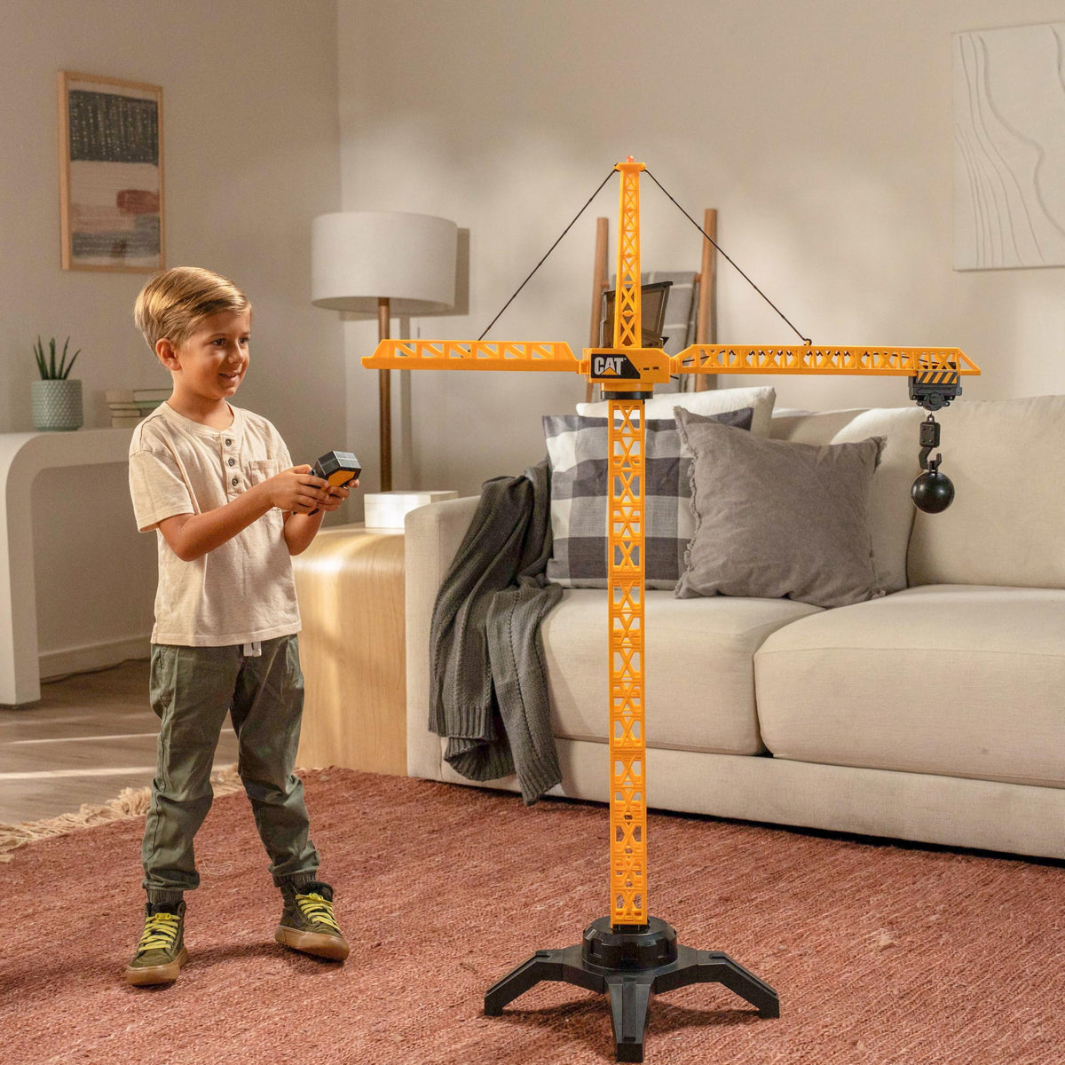 CAT Workforce 360-degree rotation lets kids reach over obstacles for realistic lifting.