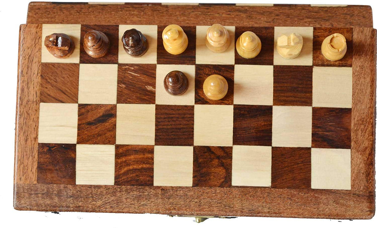 ChessBazar magnetic pieces close-up illustrate secure, stable play.