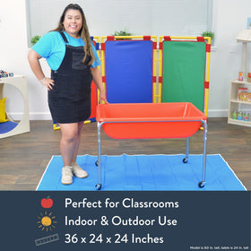 Lid included on the sensory table to protect contents when not in use.