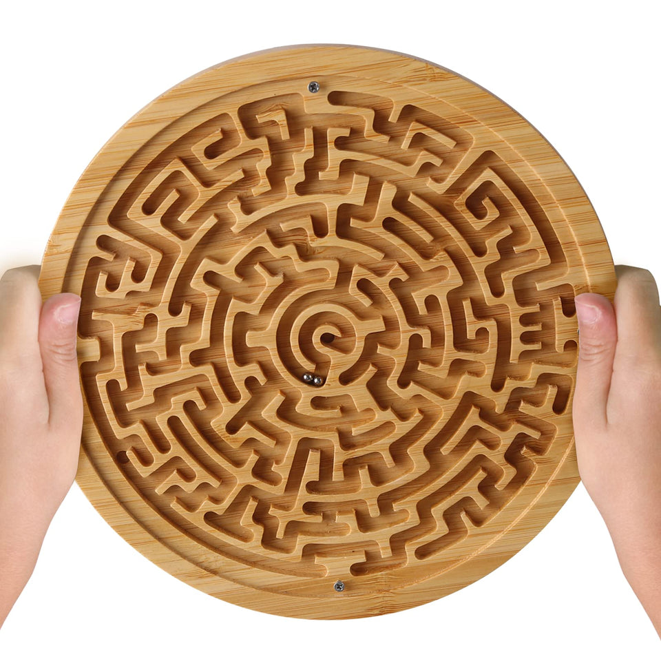 CHILLKITYPET round wooden labyrinth close-up shows safe, burr-free edges for children.