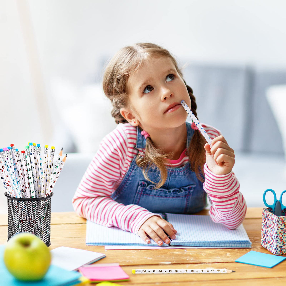 Chinco pencil barrel with paw prints, a playful design kids love.