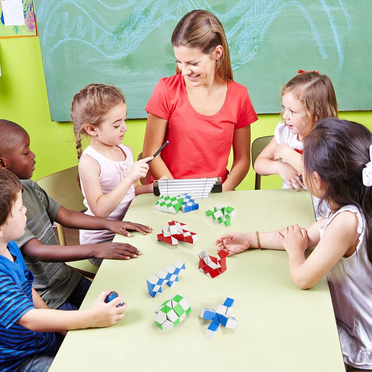 Chivao kids playing snake puzzle enhances hands-on focus and fun.