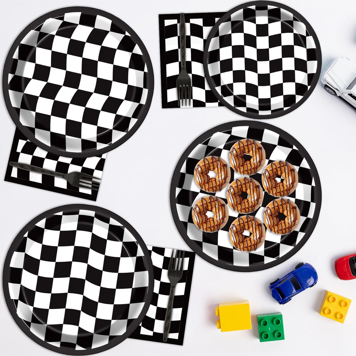 CHUNNIN checkered tableware decor enhances racing party aesthetics.