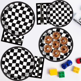 CHUNNIN checkered tableware decor enhances racing party aesthetics.