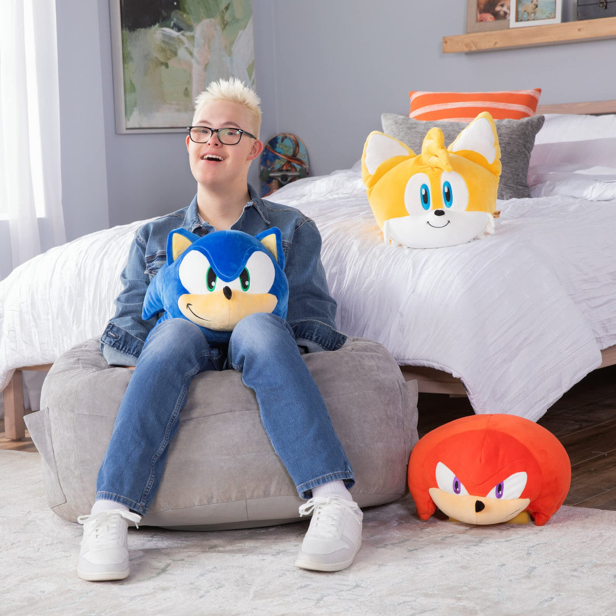 Sonic bedroom decor idea: blue plush pillow balances shelves and beds.