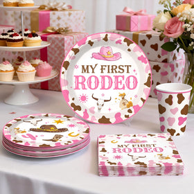 Cocomigo cake topper complements the western theme with a cute finish