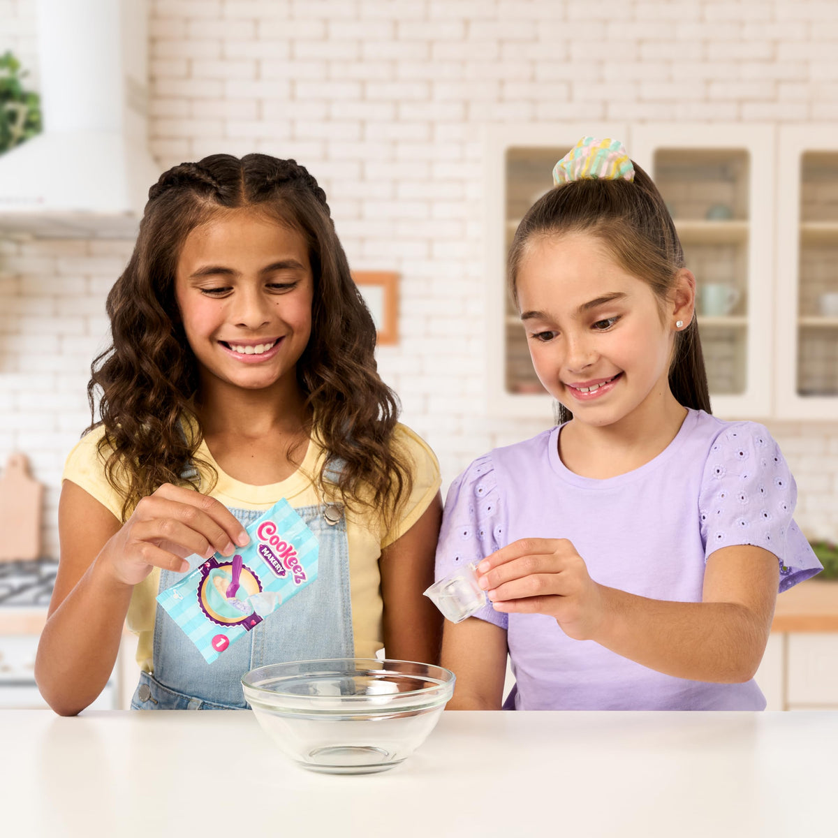 Cookeez Makery Freezy Cakez decorations highlight playful finishing touches.