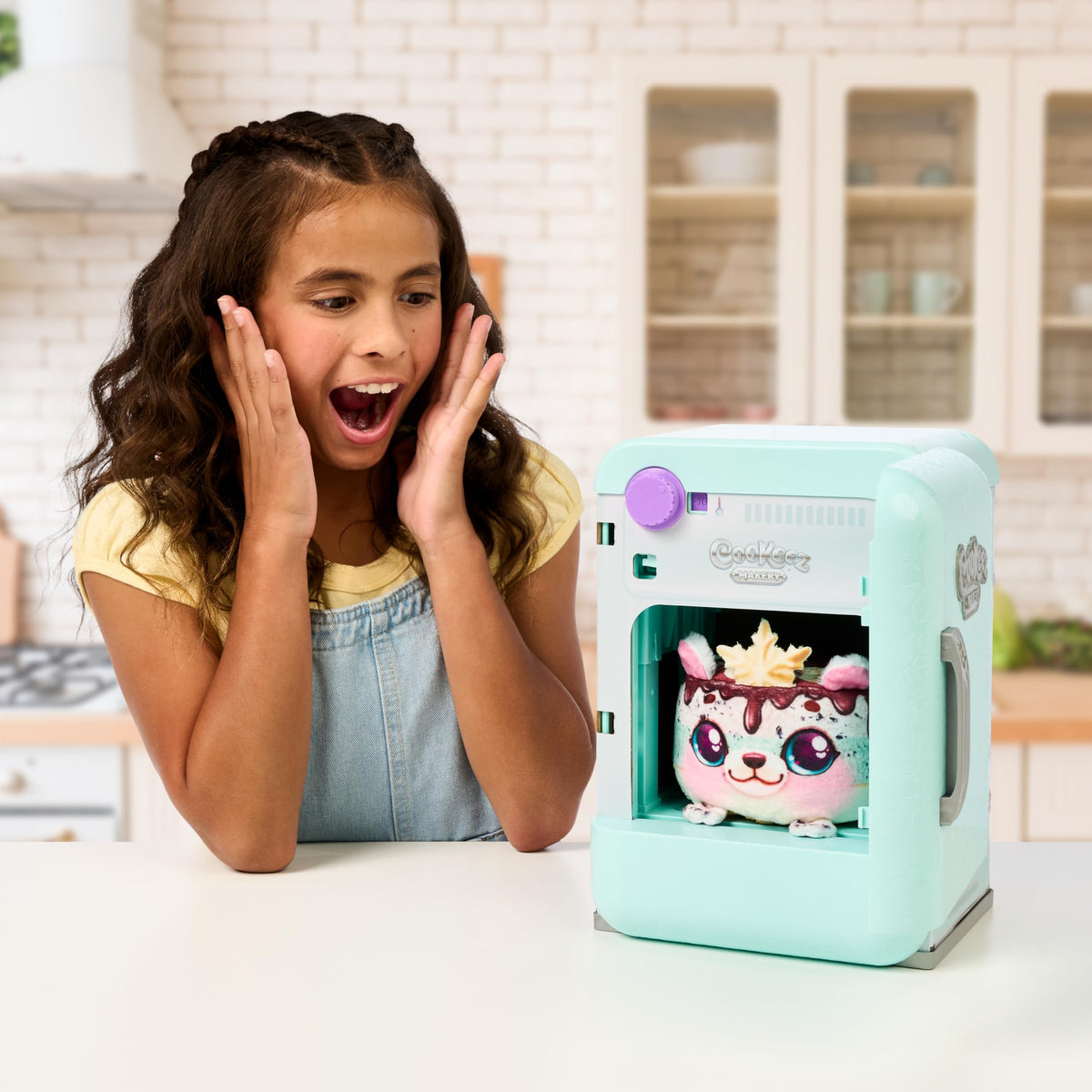 Cookeez Makery Freezy Cakez interactive sound feature enhances play.