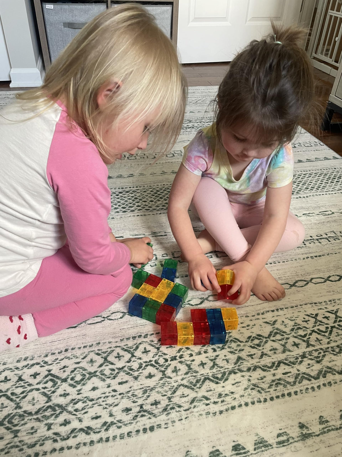CreateOn Crayola PIP Cubes colorful magnetic blocks ideal for on the go construction fun.