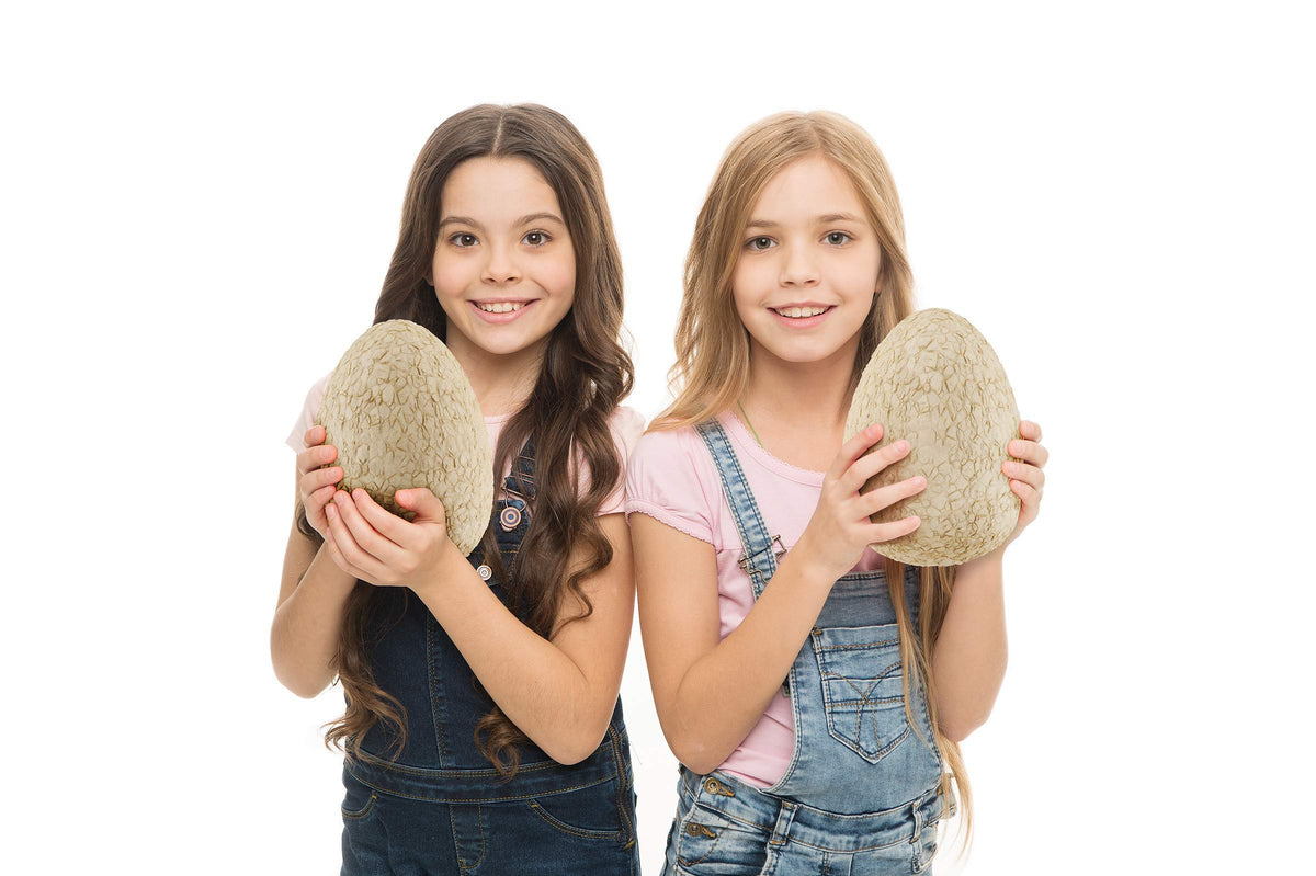 Dan&Darci Jumbo Dino Egg opened to reveal twelve hidden dinosaurs for interactive discovery.