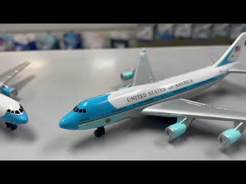 Daron Air Force One 2-plane set side view supports interactive play and cooperative missions