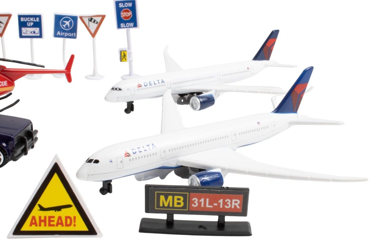 Daron Delta airport helicopter with spinnable propeller boosts kinetic pretend flights.
