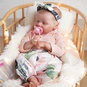 DAYOFF KIDS doll reveals natural vein details for realistic skin texture.