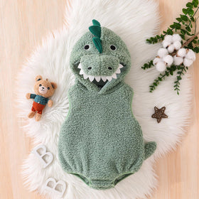 Dcohmch dinosaur-tail detail adds playful charm for photoshoots and parties.