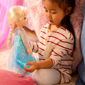 Elsa Once Upon a Story doll with 3D pupil and iris for lifelike gaze