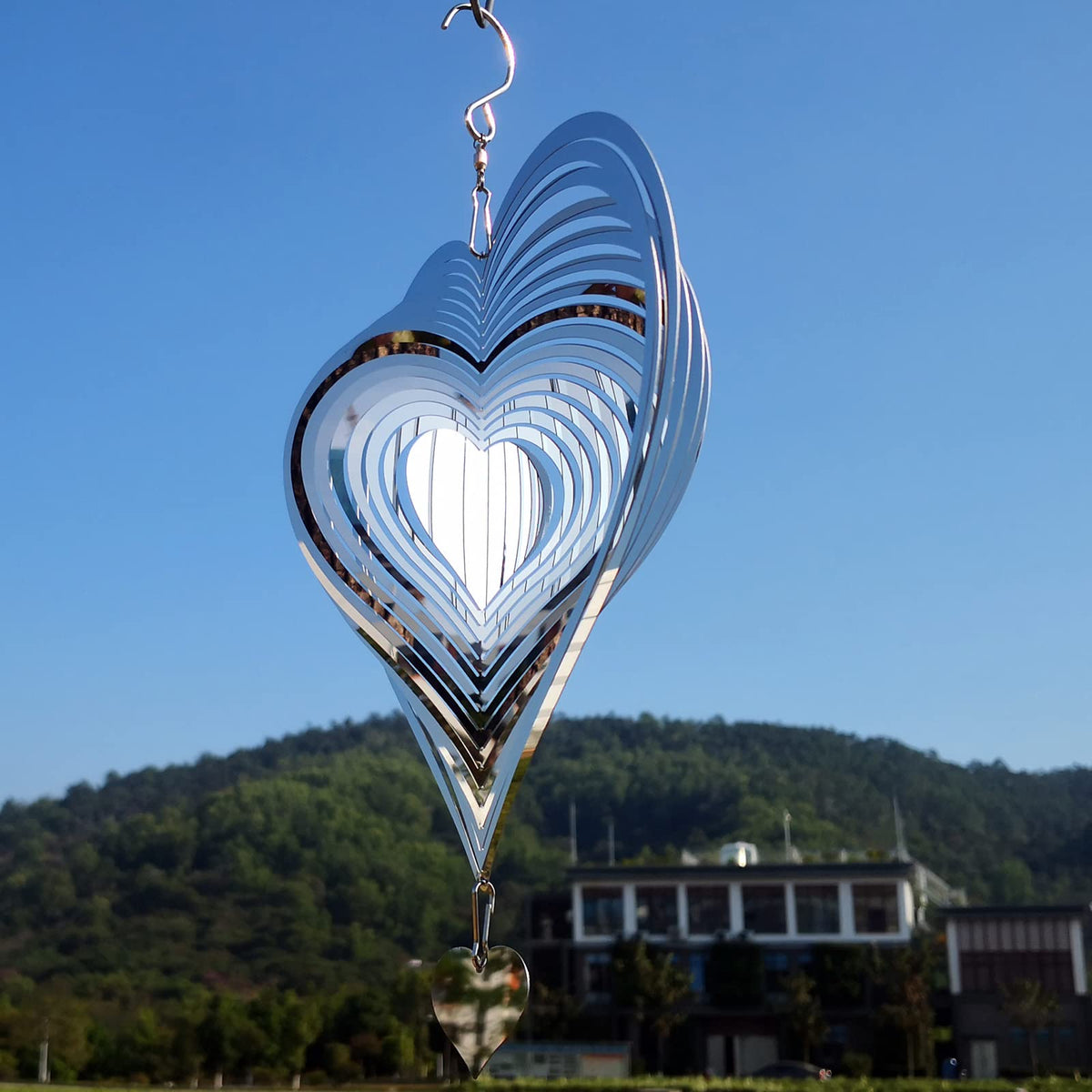 DJUAN reflective wind spinner outdoors creates bright flashes in sunlight