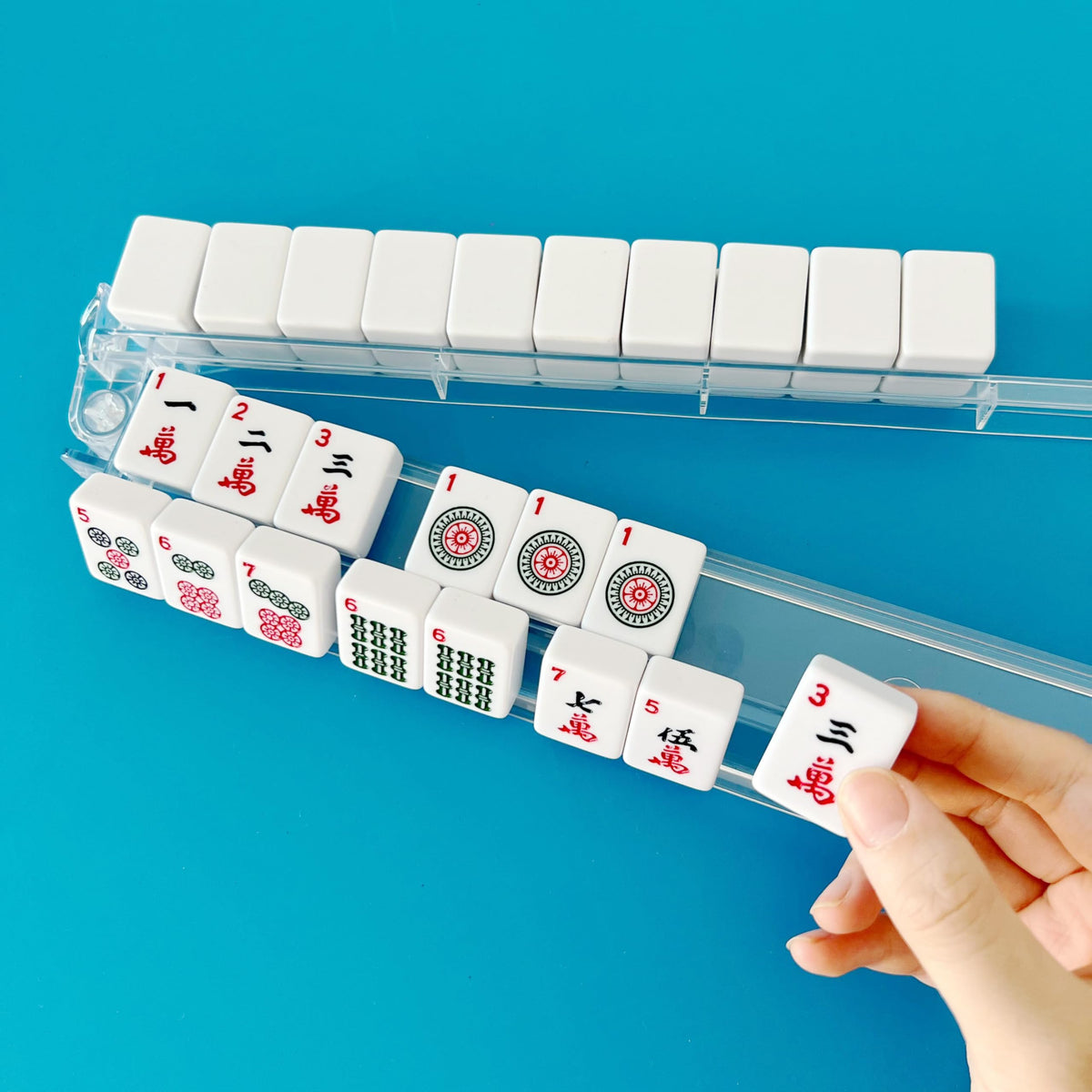 Transparent organizers keep tiles tidy and accessible during rounds.