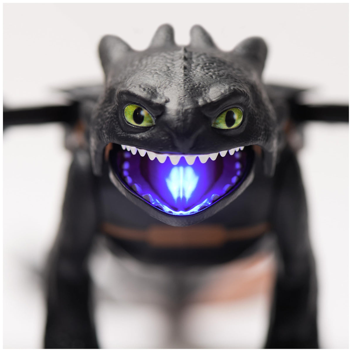 DreamWorks Toothless 25-inch wingspan display supports scale-friendly setups.