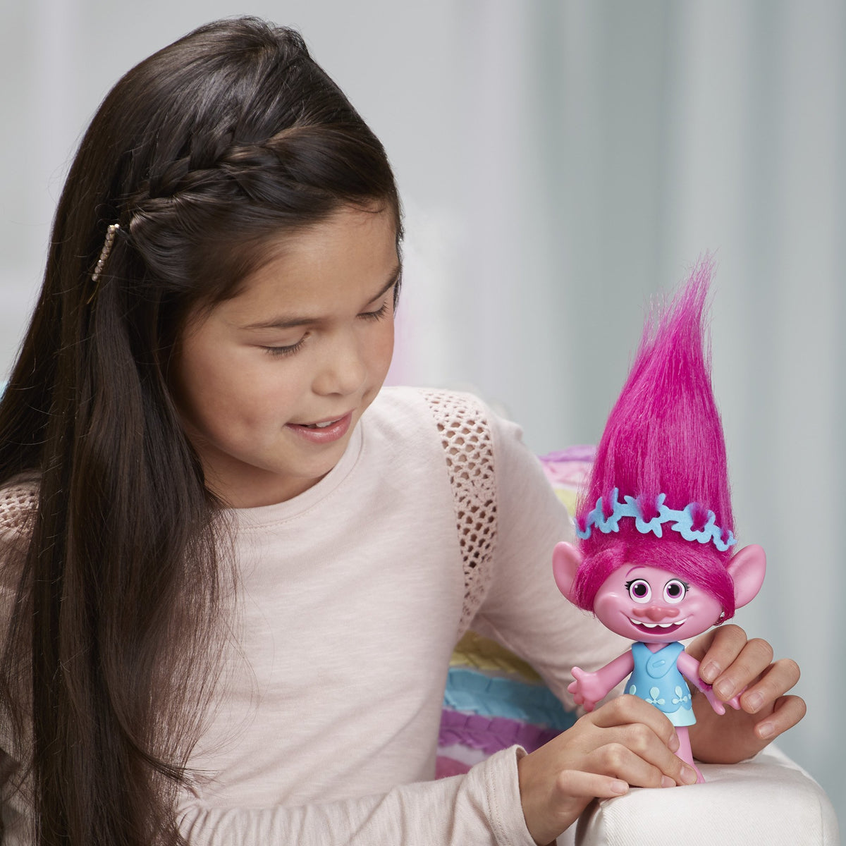 DreamWorks Trolls Poppy and Hug Time Harmony Branch invite duet play
