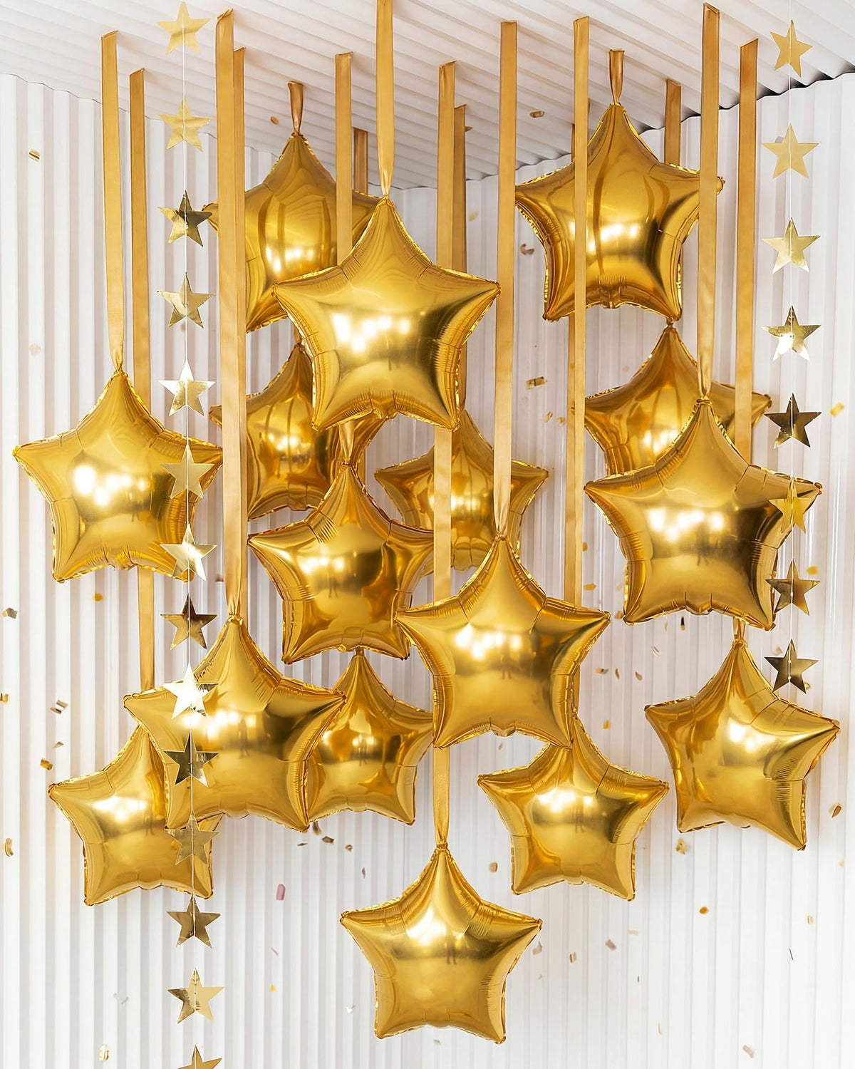 Duraaamo gold 22-inch star balloons create a bold festive focal point