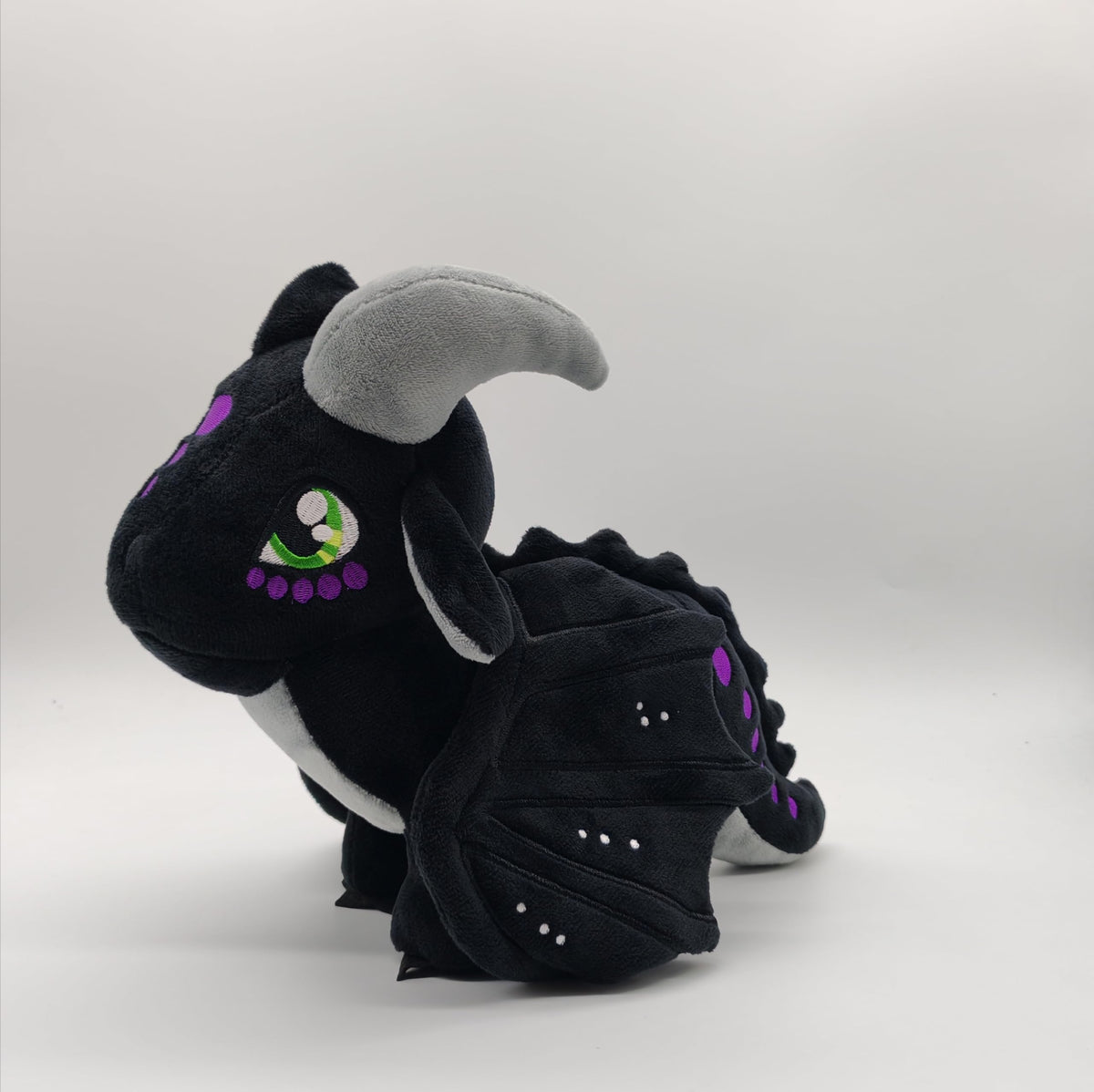 EASELR Wings of Fire dragon plush featuring majestic wings for storytelling.