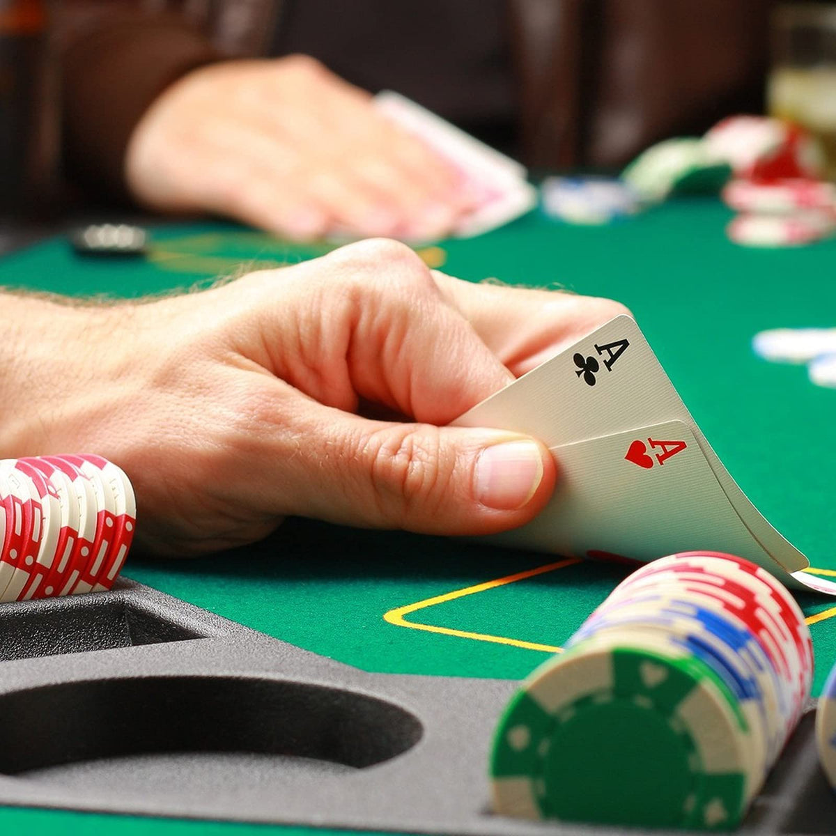 EVIEUN travel-ready poker mat ideal for camping and parties.