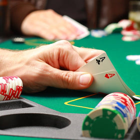 EVIEUN travel-ready poker mat ideal for camping and parties.