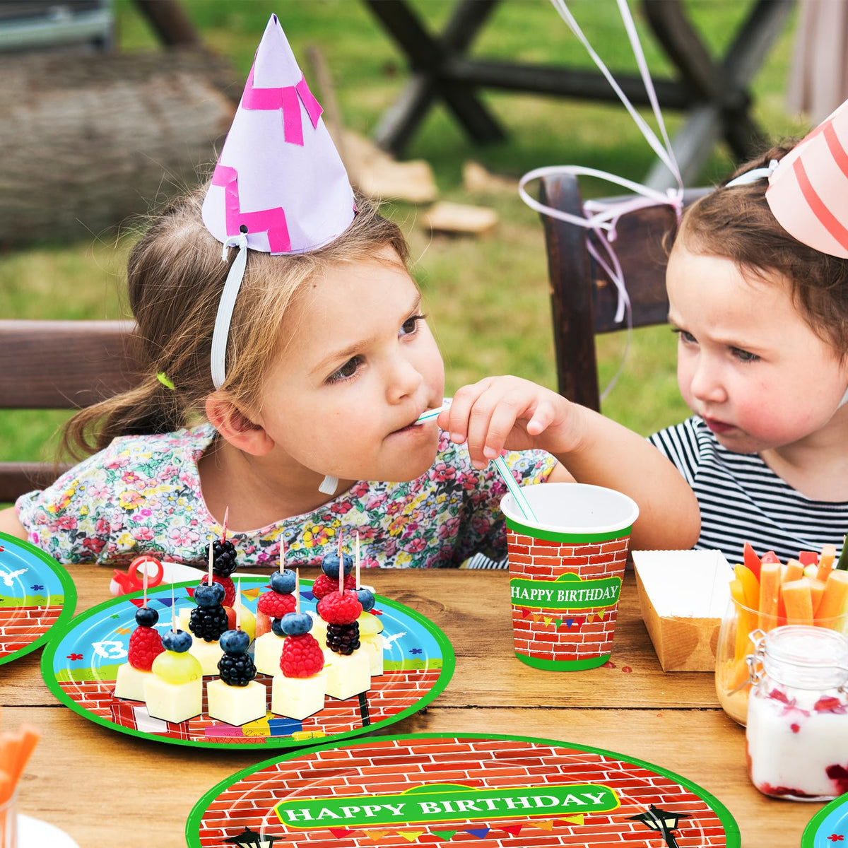 Eywusco red brick wall street cups sturdy disposable drinkware for kid-friendly parties.