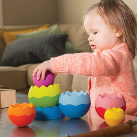 Fat Brain Toys Tobbles table-top-spinner invites upright play and focus.